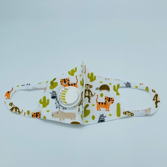 NWT ANIMAL PRINT CHILDREN FACE MASK WITH FILTER - Picture 1 of 3